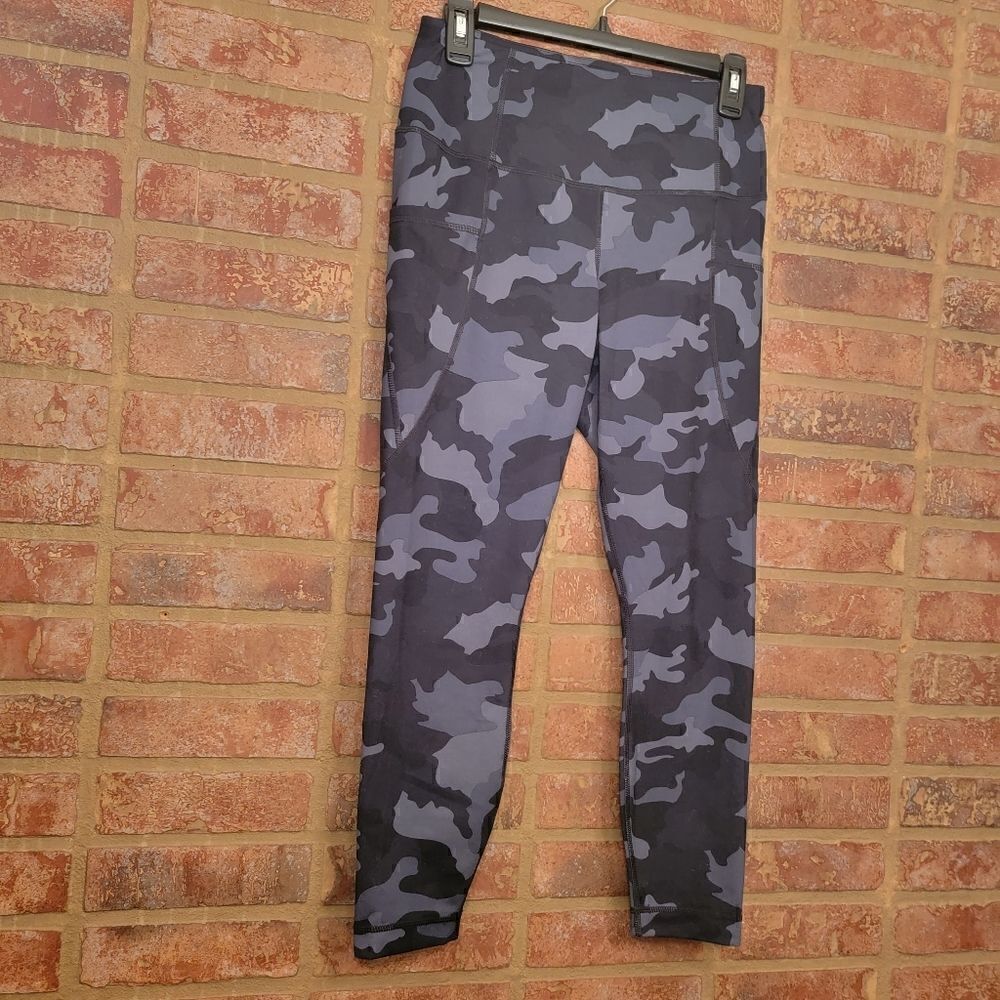 Yogalicious Camo capri leggings size medium